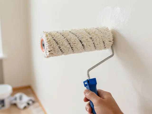Malerwerkzeug im Vergleich: Wann lohnt sich ein Sprühsystem statt Rolle und Pinsel?